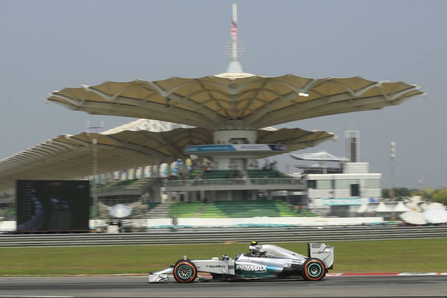 Rosberg in azione; sullo sfondo il tipico design delle tribune di Sepang. LaPresse